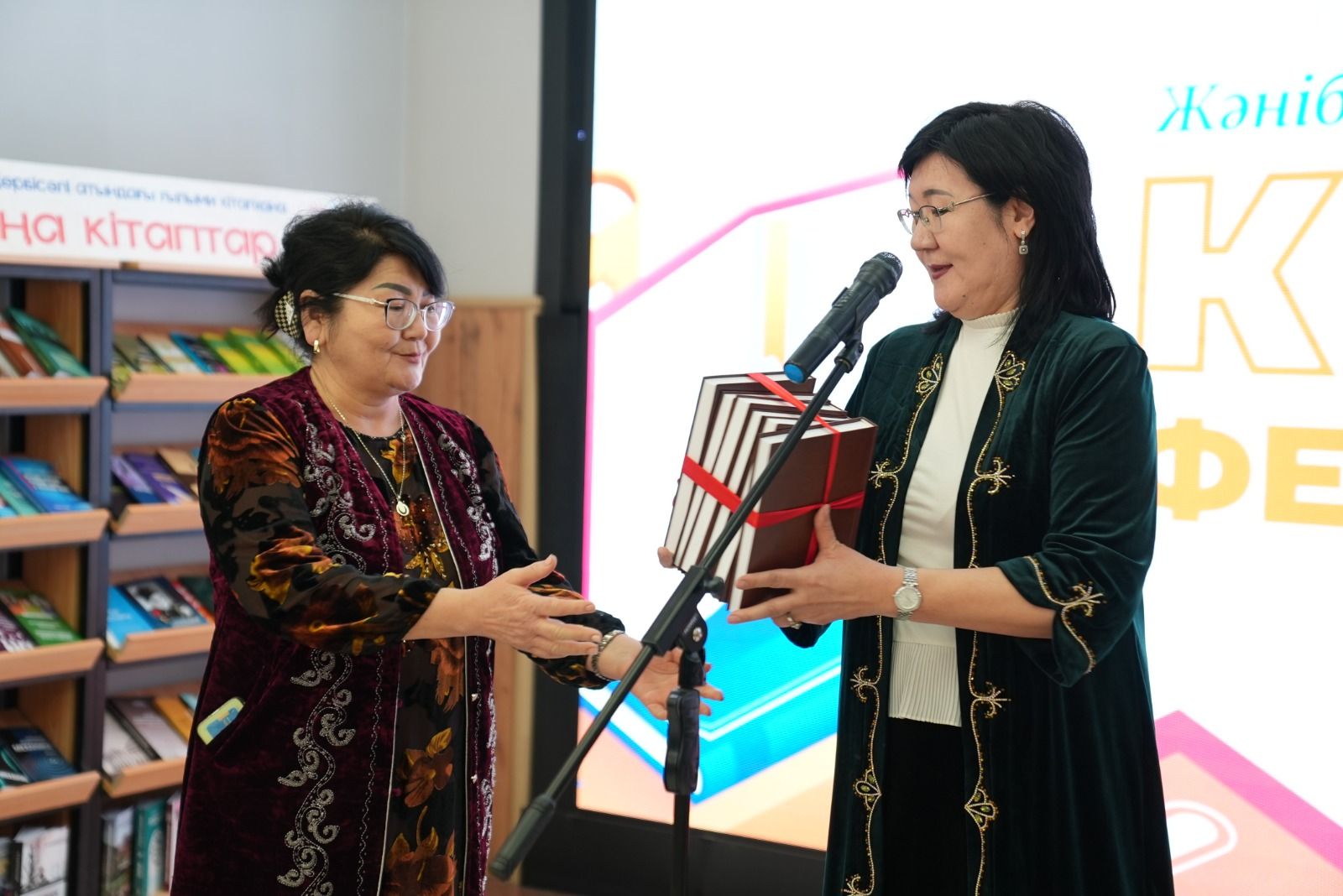 АЛАШТЫҚТАРДЫ АҚТАУҒА АРНАЛҒАН КІТАП — БІЗДІҢ УНИВЕРСИТЕТТЕ