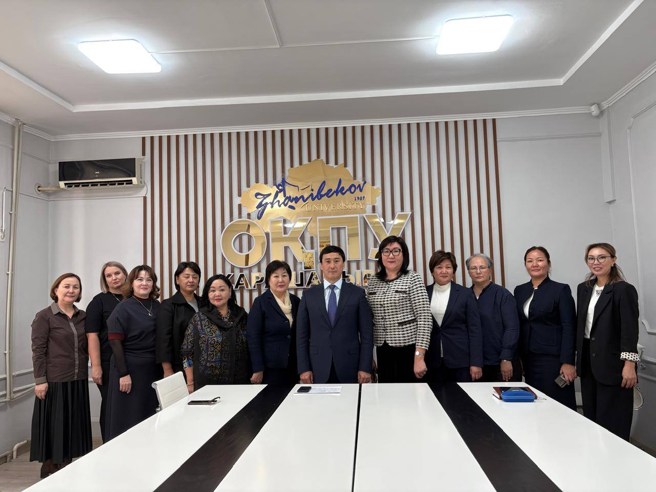 ҚАБЫЛДАУ КОМИССИЯСЫМЕН КЕЗДЕСТІ