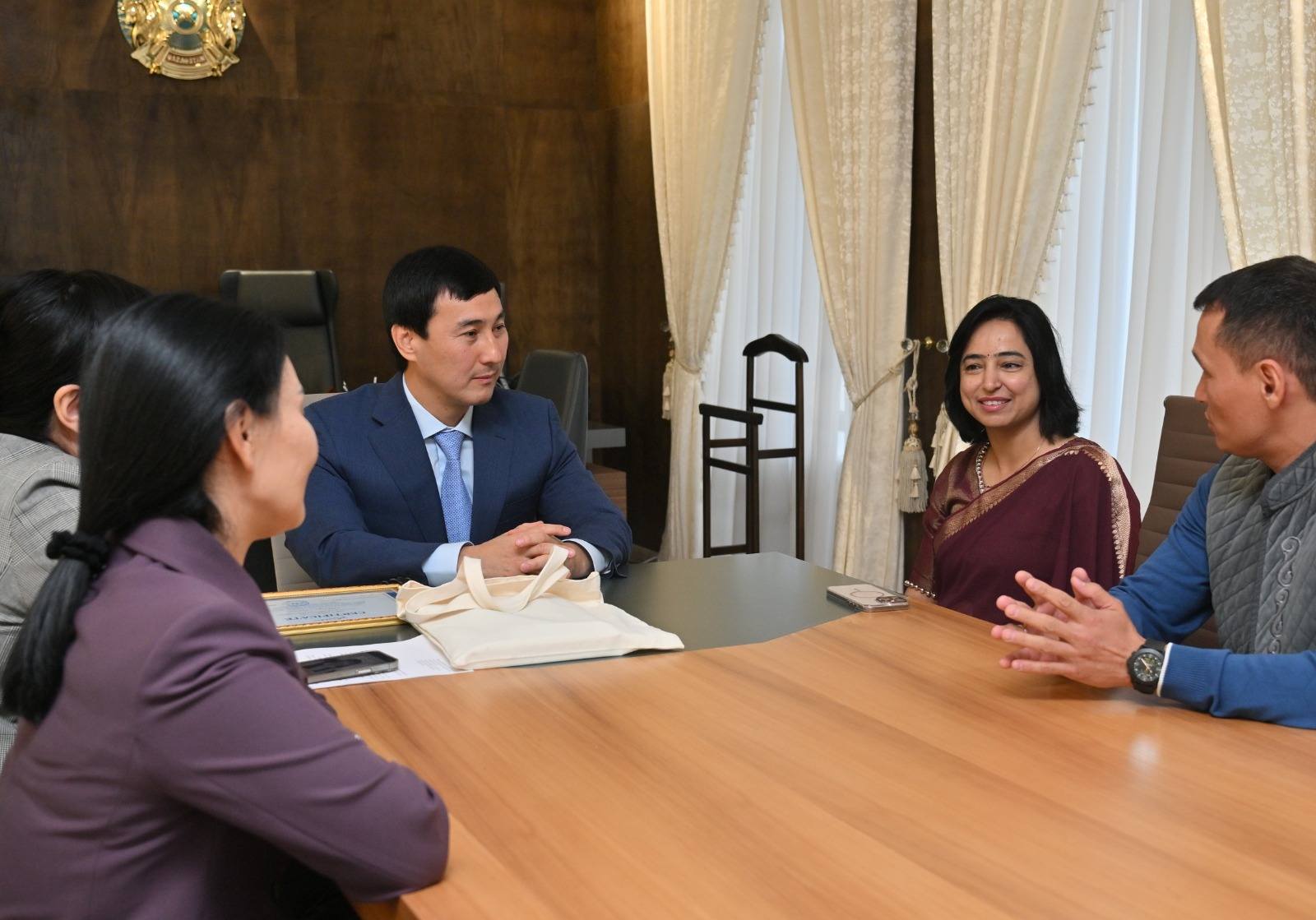 ПРОФЕССОР МАНЖУ КХАРИДІҢ АКАДЕМИЯЛЫҚ АЛМАСУЫ