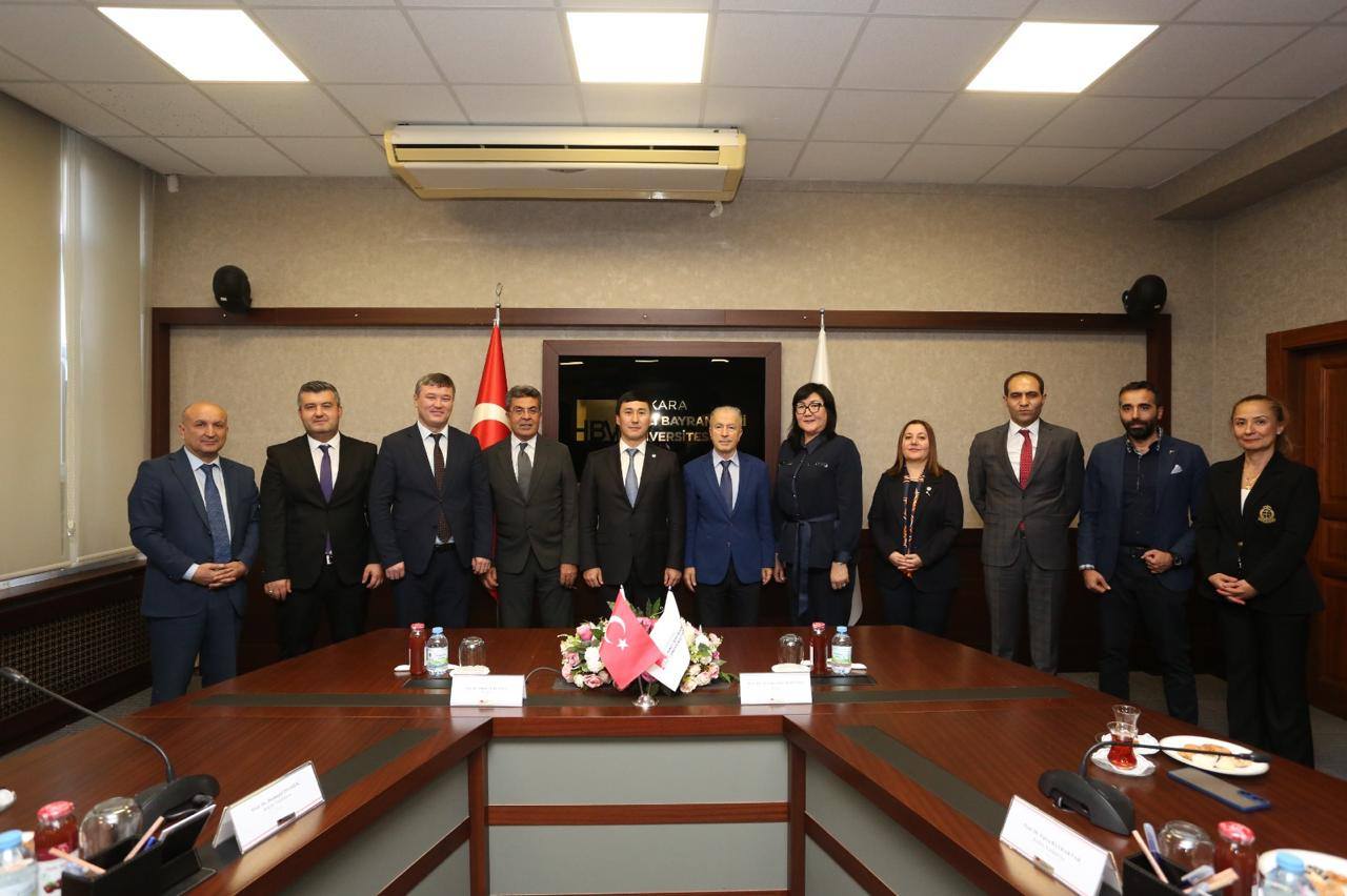 АНКАРА ХАЖЫ БАЙРАМ ВЕЛИ УНИВЕРСИТЕТІНІҢ РЕКТОРЫМЕН КЕЗДЕСТІ