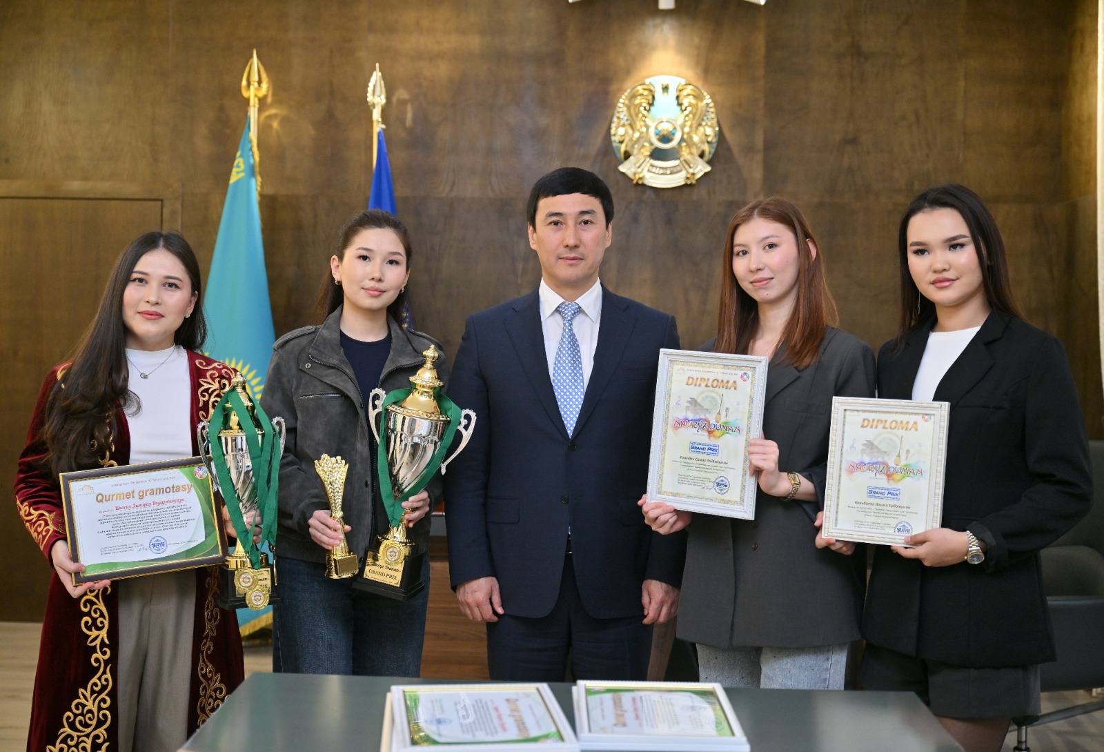 ҚОРЖЫНДА — ҚОС БАС ЖҮЛДЕ!